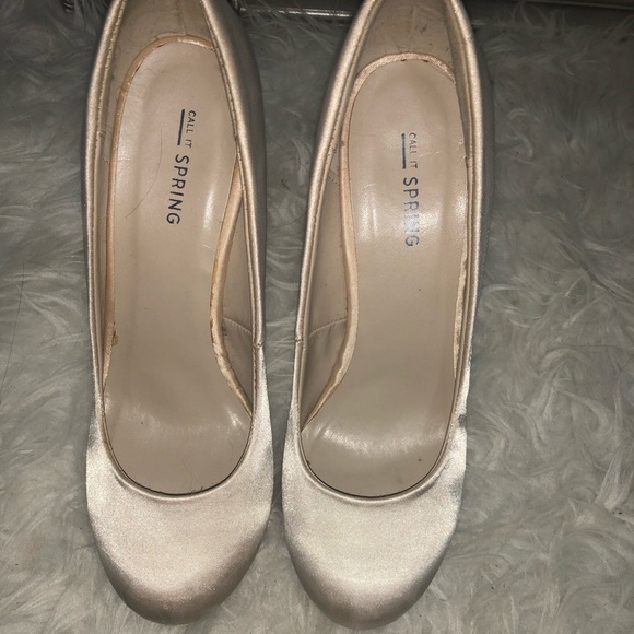 US 8.5 champagne heels with crystals - Picture 2 of 3